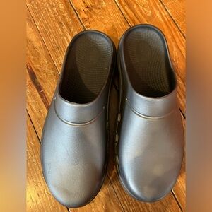 Oofos grey clogs M9/W11